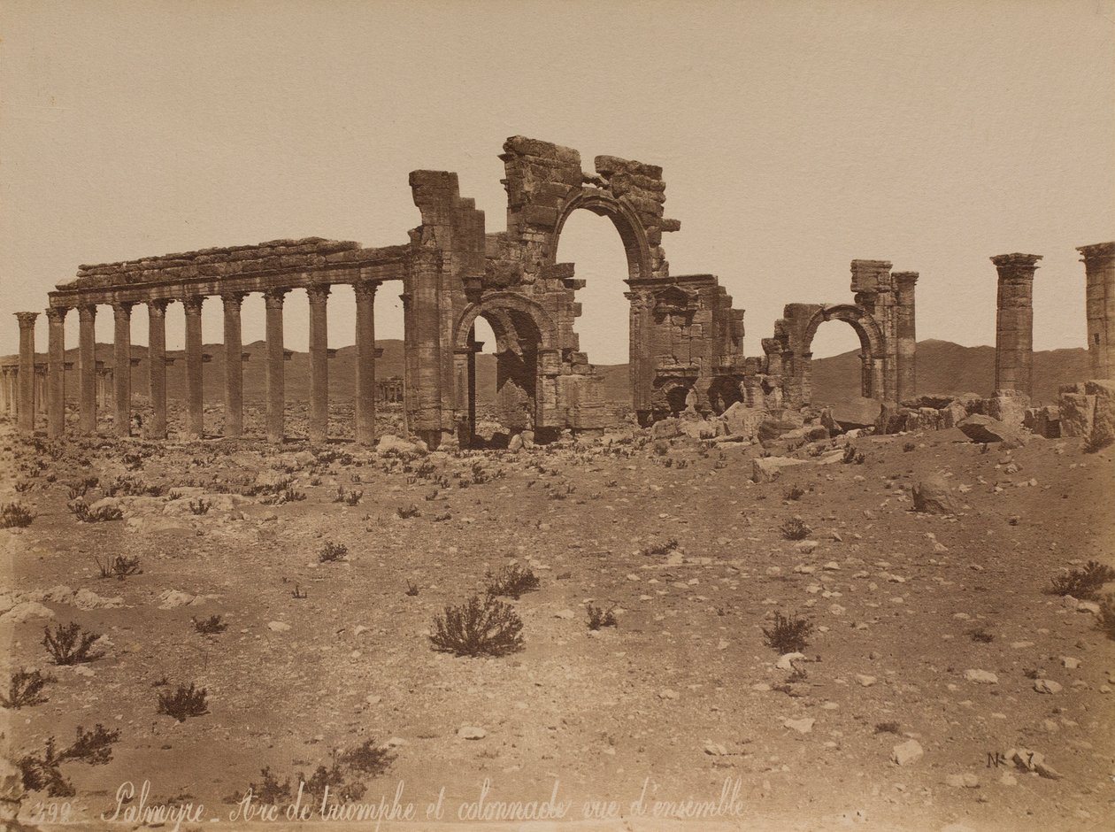 Palmira: vista geral do Arco do Triunfo e da colunata de Félix Bonfils
