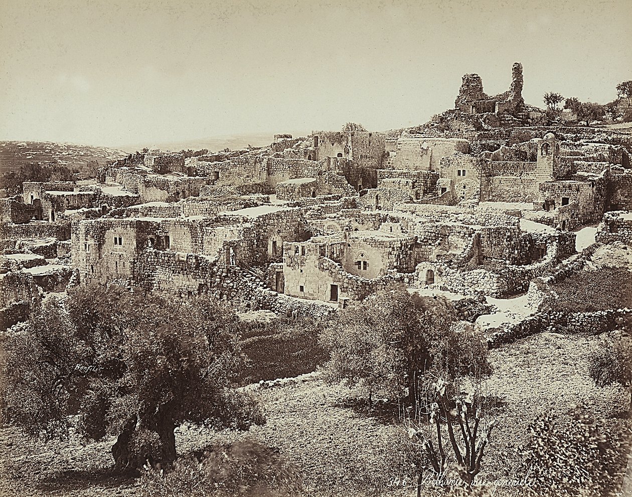Vista panorâmica de Betânia, o antigo nome de uma pequena aldeia no lado oriental do Monte das Oliveiras, na estrada que vai de Jerusalém a Jericó. de Félix Bonfils