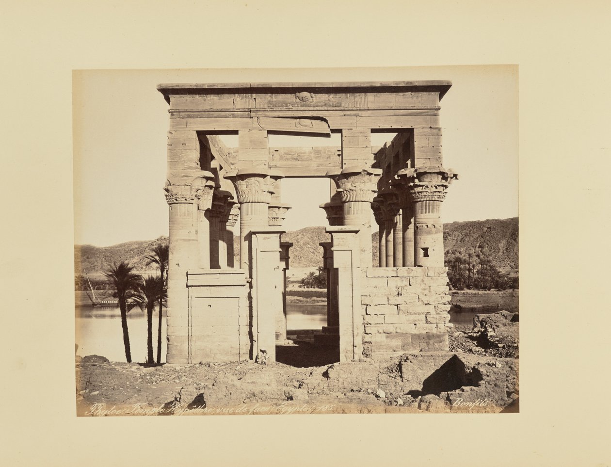 Fíle. Templo hípetro, vista frontal, Egito de Félix Bonfils