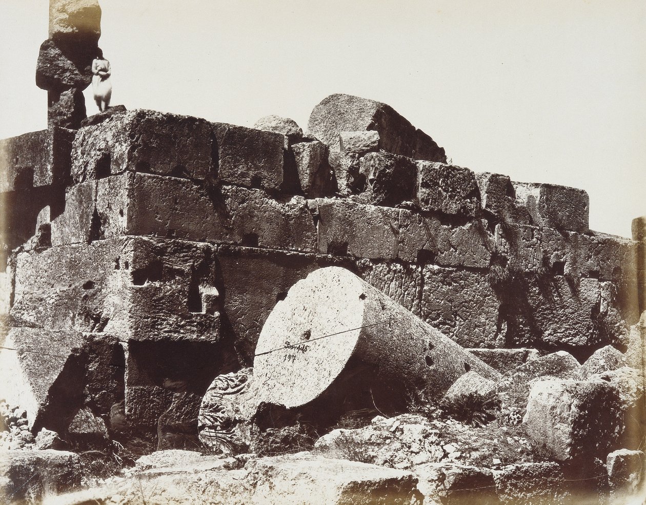 Ruínas das colunas do Templo de Júpiter, na zona arqueológica de Heliópolis ou Baalbek, antiga cidade síria, hoje Líbano. de Félix Bonfils