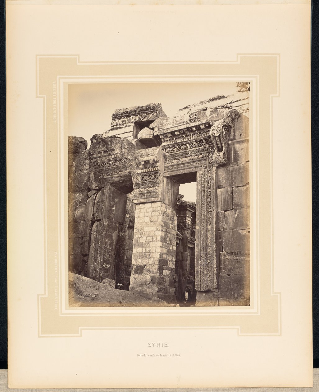 Síria: Porta do templo de Júpiter em Balbek de Félix Bonfils