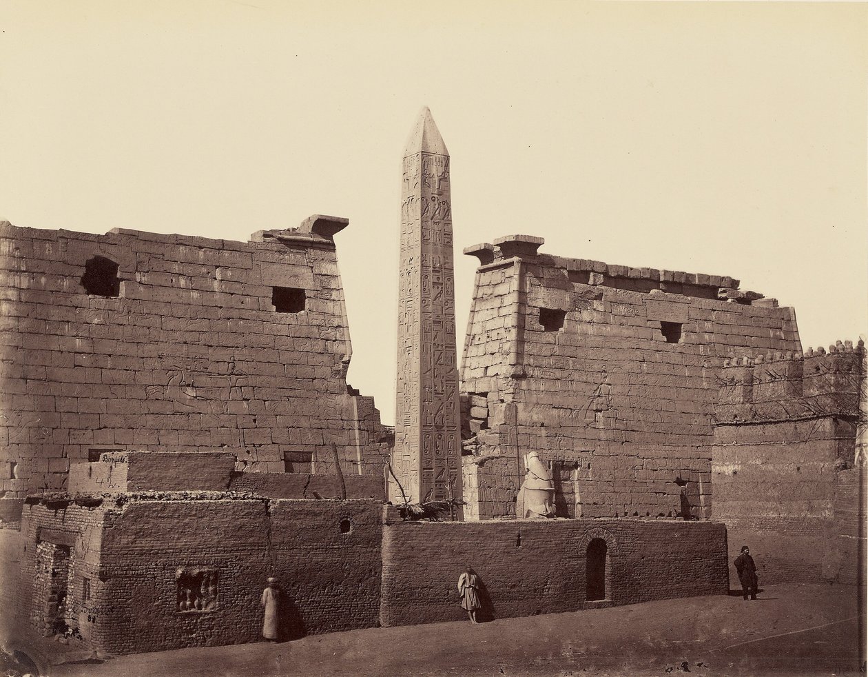Templo de Luxor: obelisco e pilone [Tebas] de Félix Bonfils