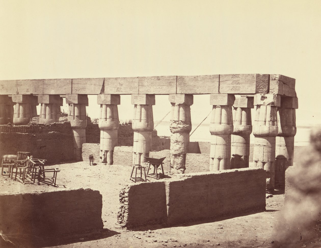 Templo de Luxor. Vista geral das colunatas centrais [Tébes] de Félix Bonfils