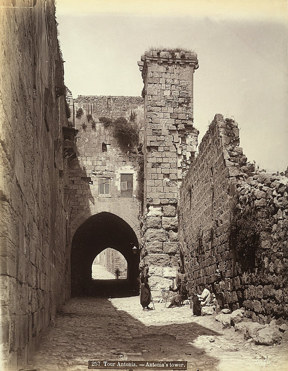 A Torre Antônia em Jerusalém. Alguns homens estão a descansar perto das muralhas. de Félix Bonfils