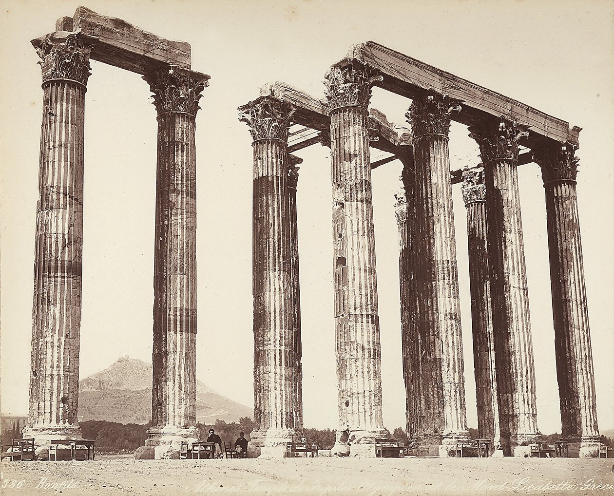 O Olympeion, ou Templo do Zeus Olímpico, na Acrópole, Atenas de Félix Bonfils