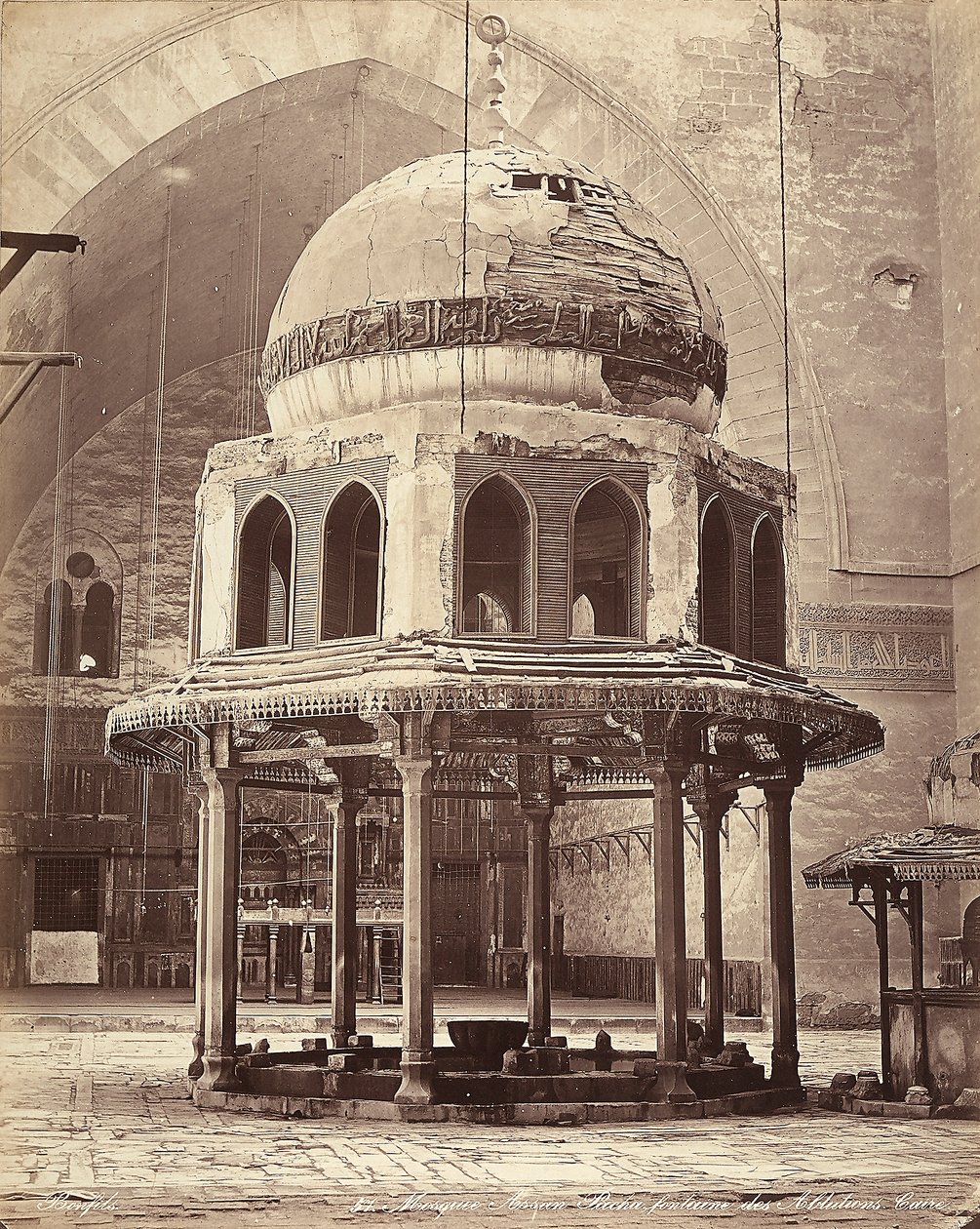 A fonte da ablução, na Mesquita do Sultão Hassan, no Cairo, Egito de Félix Bonfils