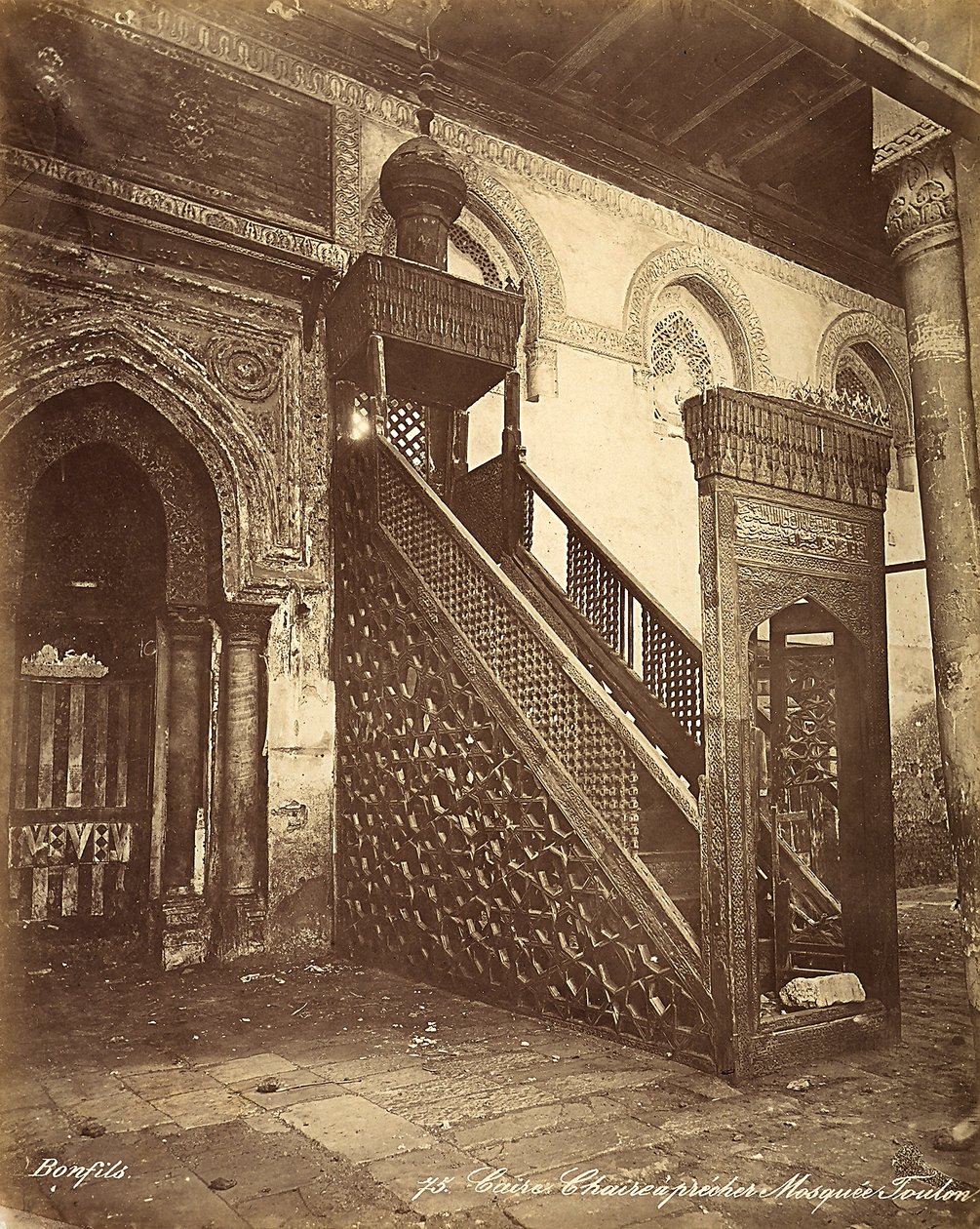 O minbad, antiga cadeira de madeira, alojada na Mesquita de Ibn Tulun, no Cairo, Egipto de Félix Bonfils