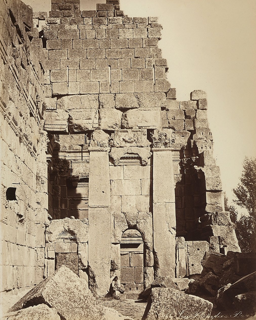 A propiaea do Templo de Júpiter ou do Templo do Sol, na zona arqueológica de Heliópolis ou Baalbek, antiga cidade síria, hoje Líbano. de Félix Bonfils