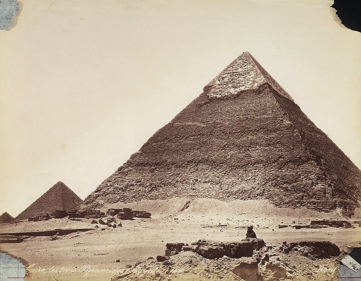 As três pirâmides: Cheops, Chefren e Mycerinus, na Necrópole de Gizé, Egipto. de Félix Bonfils