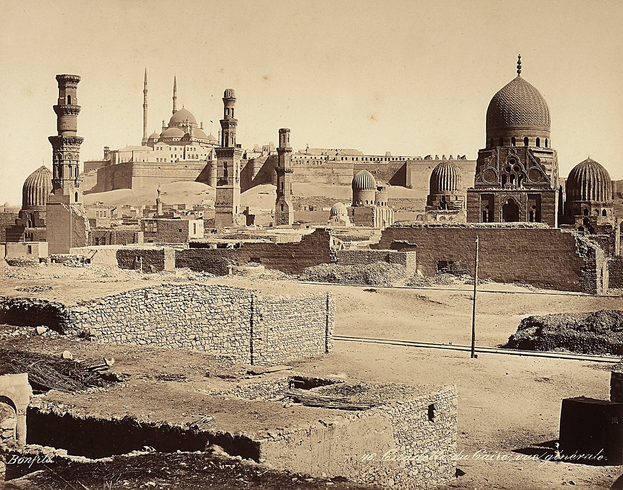 Vista da Cidadela com numerosos monumentos antigos e encontra, no Cairo, Egipto de Félix Bonfils