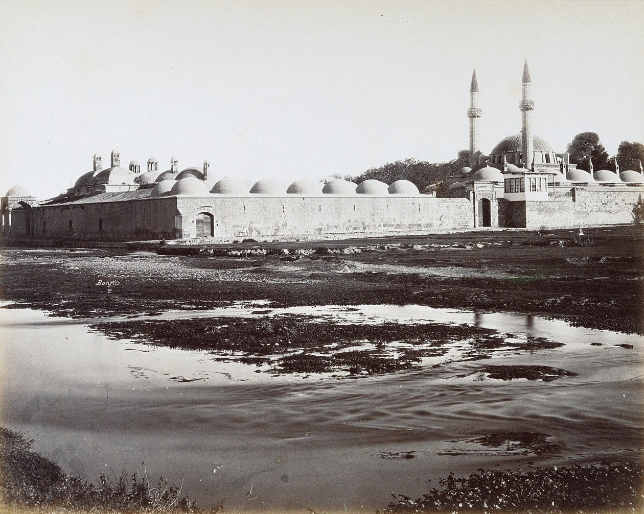 Vista do complexo de Tekkuyeh Suleimaniyeh, em Damasco, na Síria, parte de um complexo de uma madrasa, uma mesquita e um mosteiro, dirigido pela ordem dos dervixes, para facilitar a estadia dos peregrinos a caminho de Meca de Félix Bonfils