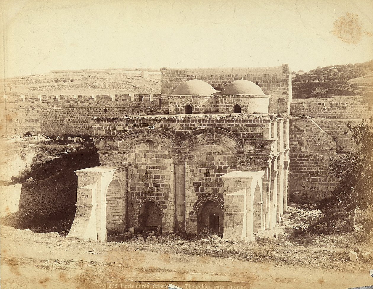 Vista do interior da Golden Gate, em Jerusalém de Félix Bonfils