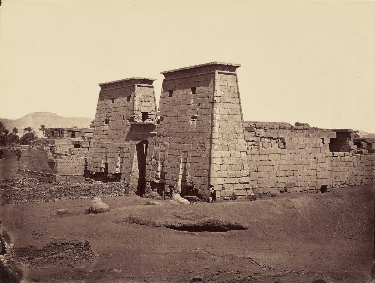 Vista geral do templo de Ramsés III, Karnak, Tebas de Félix Bonfils