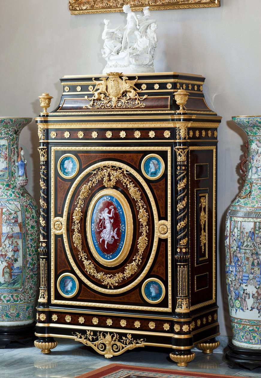 Móveis decoram o brasão da família Brignole Sale pelo ebenista Guillaume Grohe (1808-1885) com base num desenho de Felix Duban (1798-1870). Apartamentos de Maria Brignole Sale De Ferrari, Duquesa de Galliera (1811-1888), os móveis vêm de de Felix Louis Jacques Duban