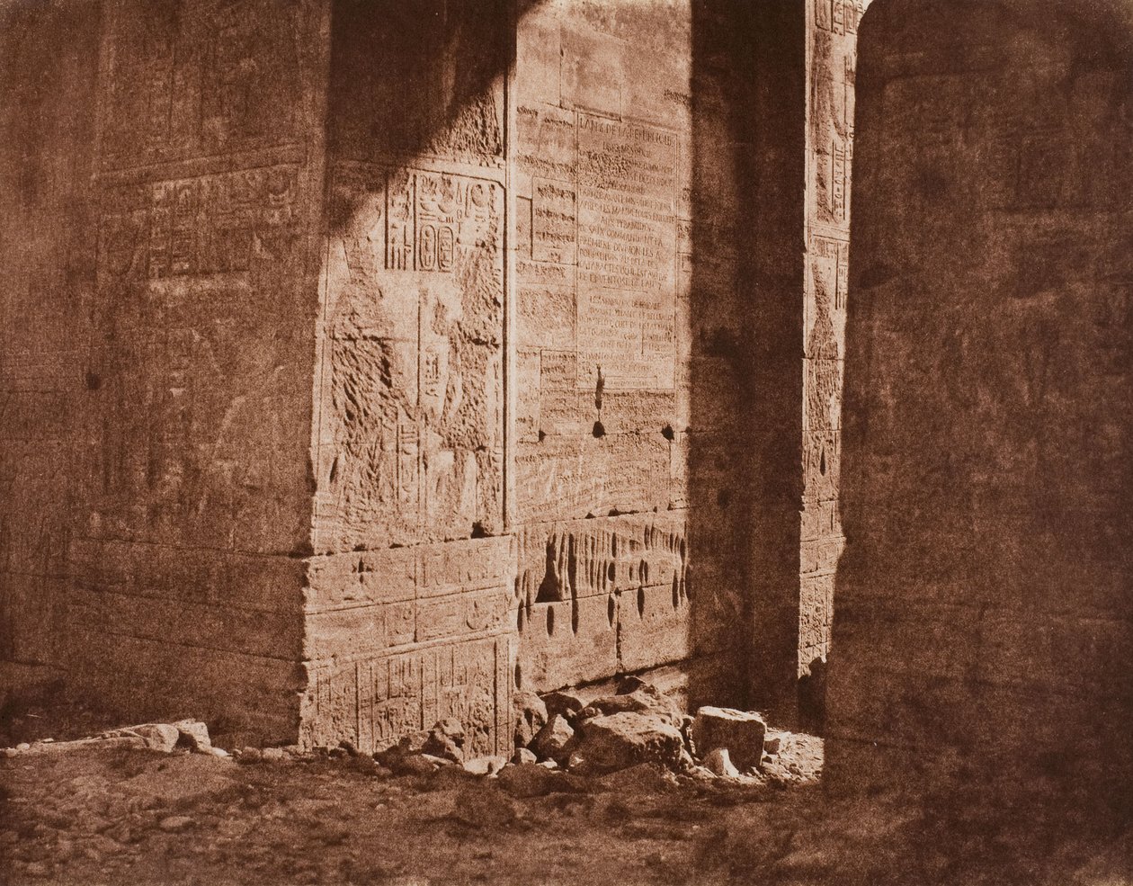 Primeiro Pilão - Inscrição francesa esculpida na ameia oriental no ponto H, ilha de Fila (Philae) de Félix Teynard