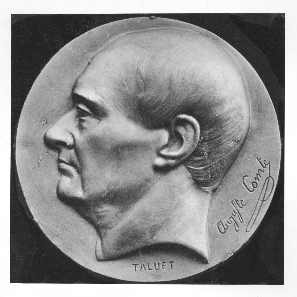 Medalhão de Auguste Comte (mármore) de Ferdinand Taluet