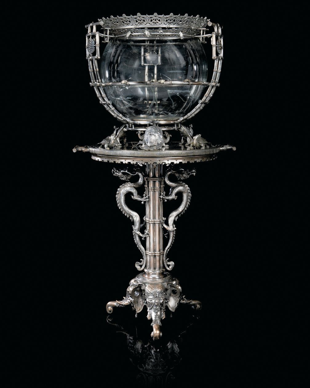 Um aquário francês de bronze prateado "Japonisme" e pedestal, de Ferdinand Barbedienne, design atribuído a Édouard Lièvre, c.1880 (bronze prateado) de Ferdinand Barbedienne