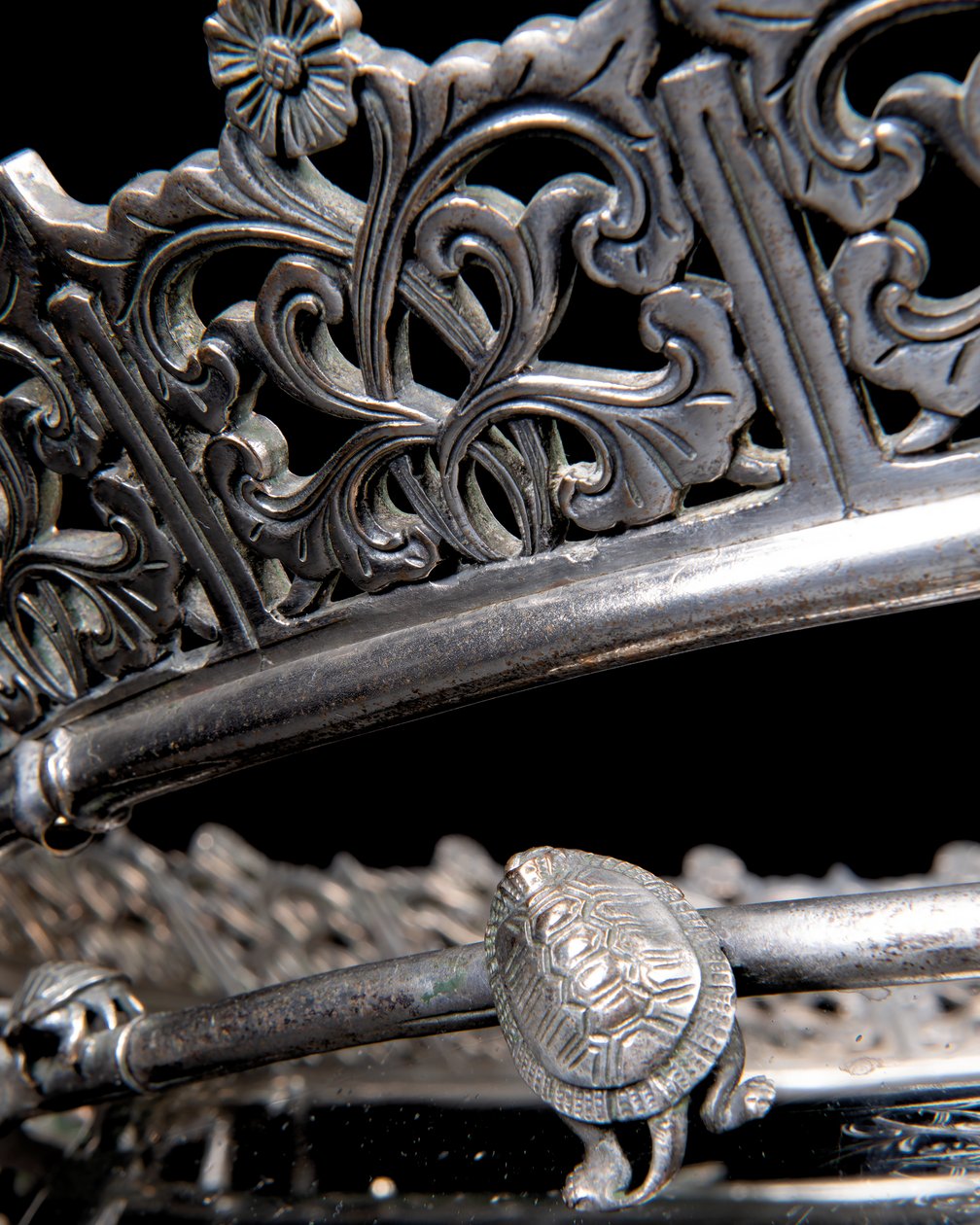 Um aquário francês de bronze prateado "Japonisme" e pedestal, de Ferdinand Barbedienne, design atribuído a Édouard Lièvre, c.1880 (bronze prateado) de Ferdinand Barbedienne