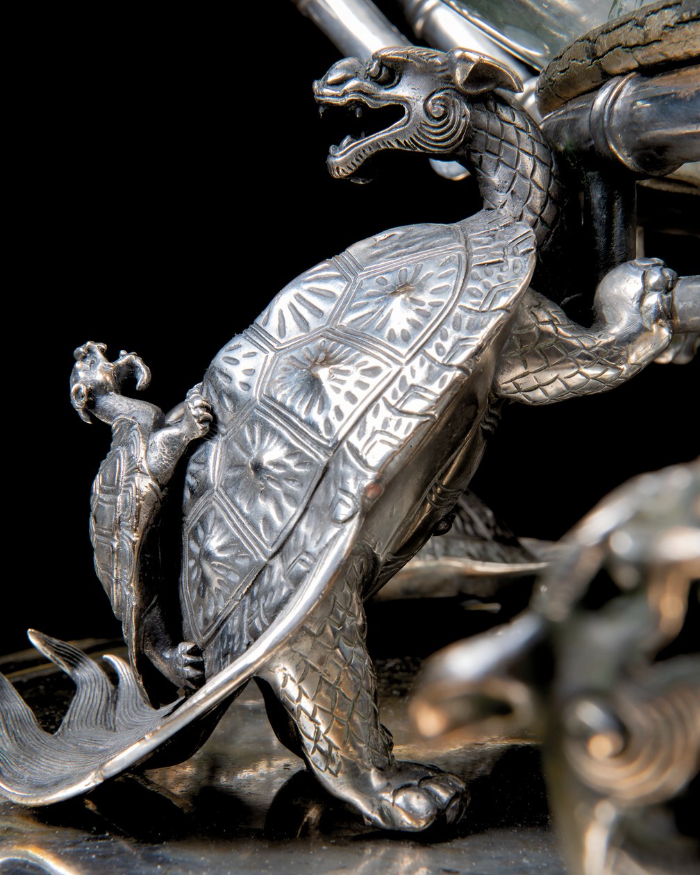 Um aquário francês de bronze prateado "Japonisme" e pedestal, de Ferdinand Barbedienne, design atribuído a Édouard Lièvre, c.1880 (bronze prateado) de Ferdinand Barbedienne