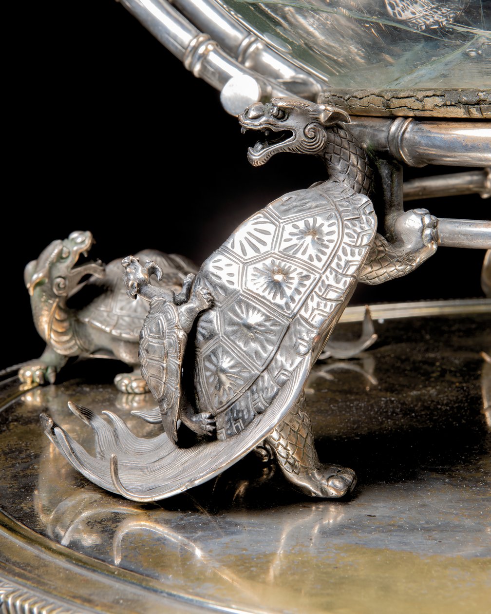 Um aquário francês de bronze prateado "Japonisme" e pedestal, de Ferdinand Barbedienne, design atribuído a Édouard Lièvre, c.1880 (bronze prateado) de Ferdinand Barbedienne