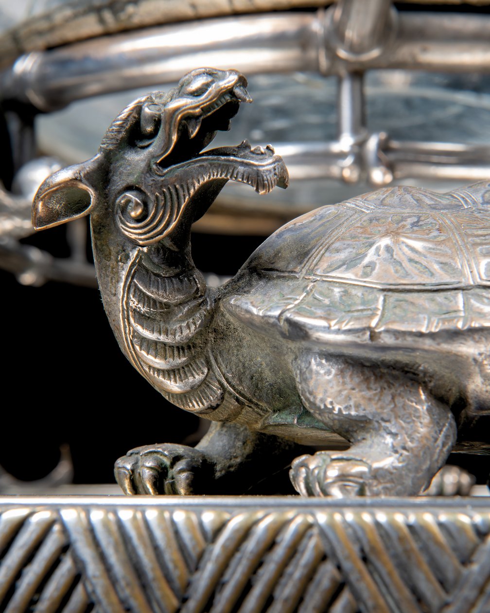 Um aquário francês de bronze prateado "Japonisme" e pedestal, de Ferdinand Barbedienne, design atribuído a Édouard Lièvre, c.1880 (bronze prateado) de Ferdinand Barbedienne