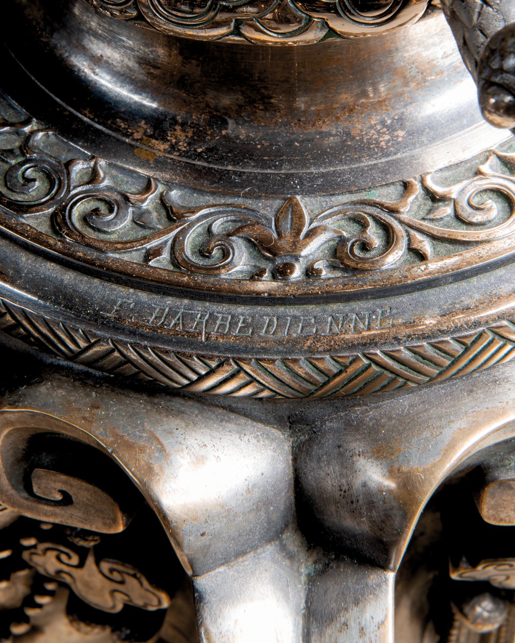 Um aquário francês de bronze prateado "Japonisme" e pedestal, de Ferdinand Barbedienne, design atribuído a Édouard Lièvre, c.1880 (bronze prateado) de Ferdinand Barbedienne
