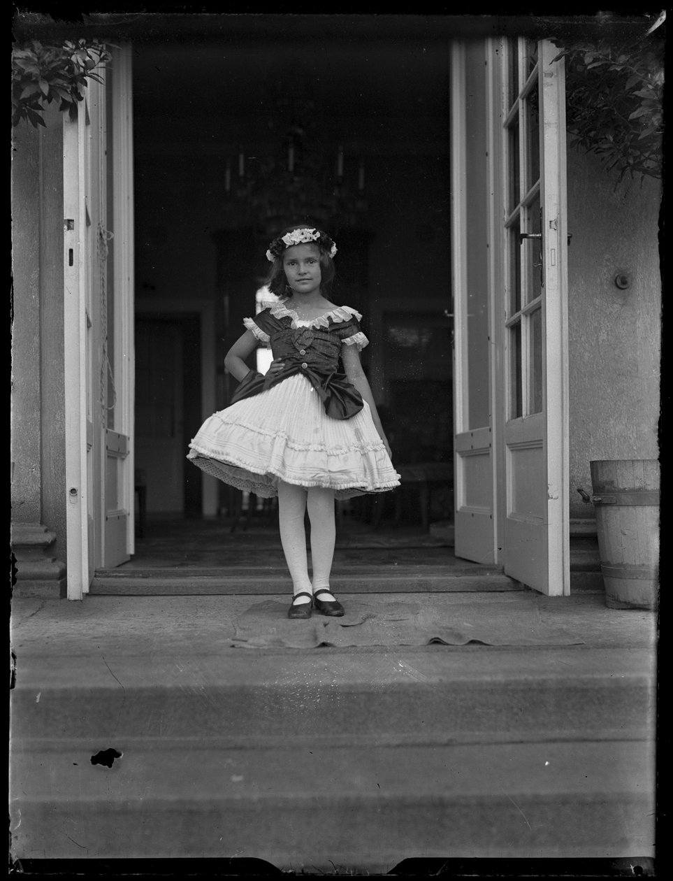 Fotografia de Susanne sordidness (1911-1991) em criança com o fato de Ferdinand Schmutzer