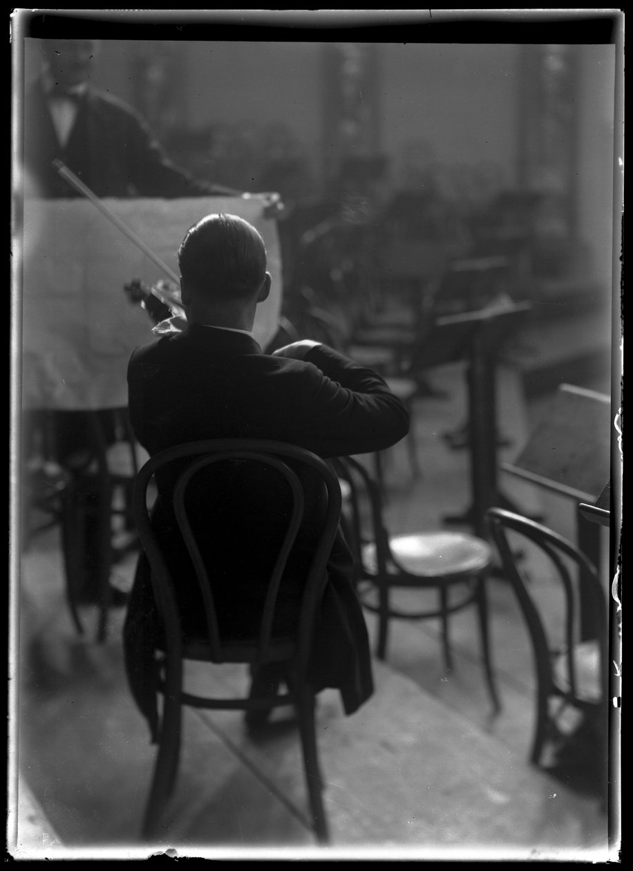 Violinista de Viena membro de uma orquestra filarmónica de Ferdinand Schmutzer