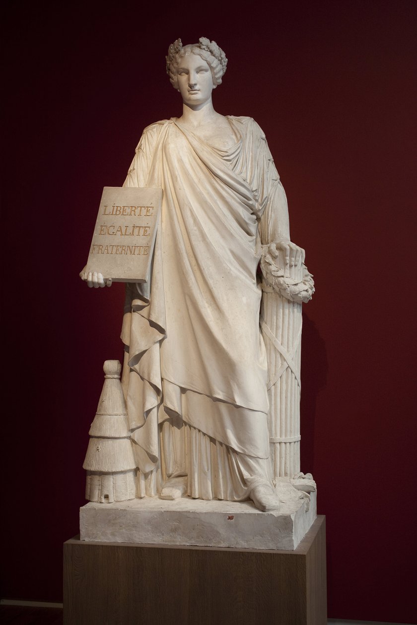 A República Francesa. Representada como uma mulher vestida com um drapeado antigo e segurando uma placa com o lema "Liberte, Egalite, Fraternite", a colmeia a seus pés representa a fertilidade e a ordem, o machado e a trave são insígnias de poder, esta ale de Ferdinand Taluet