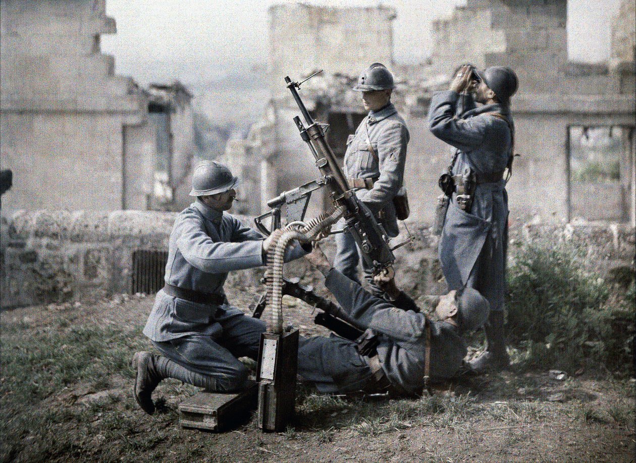 Uma seção francesa de metralhadoras tomou posição nas ruínas durante a batalha do Aisne, França, 1917 (autocrômico) de Fernand Cuville
