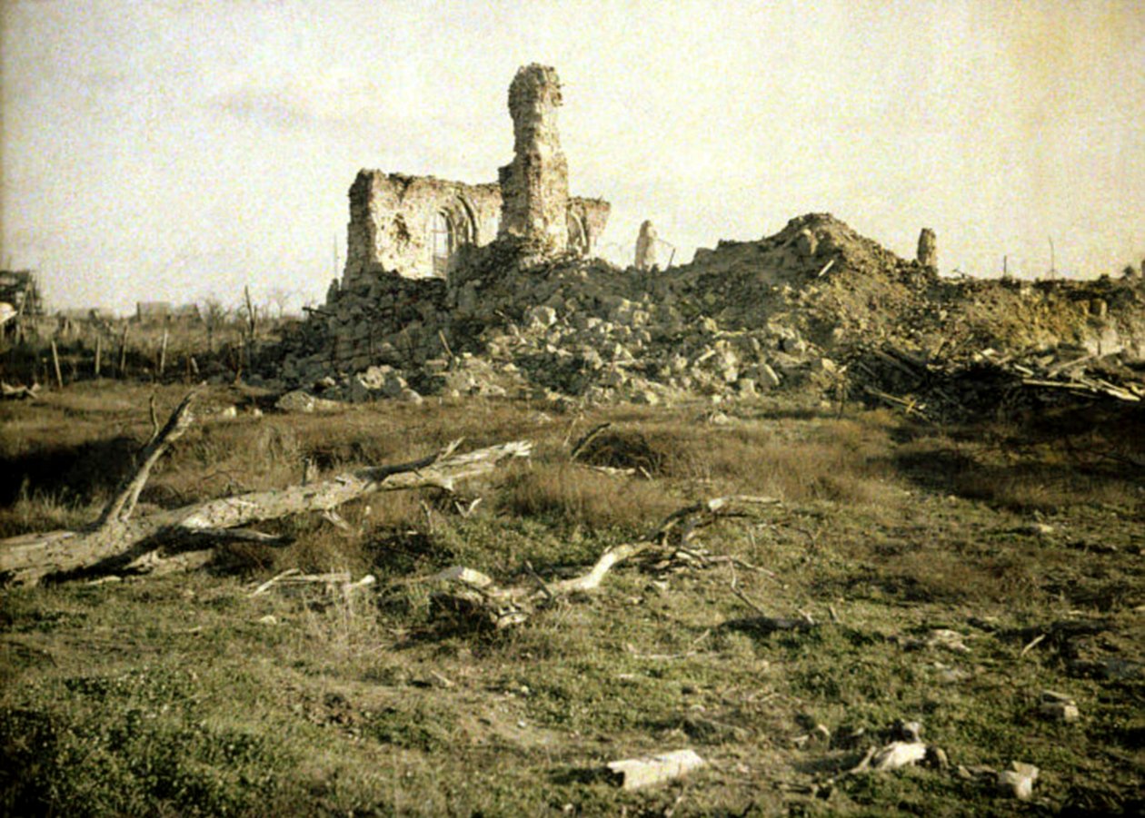 Uma igreja danificada durante a guerra, Chaulnes, Somme, França, 1917 (autocrômico) de Fernand Cuville