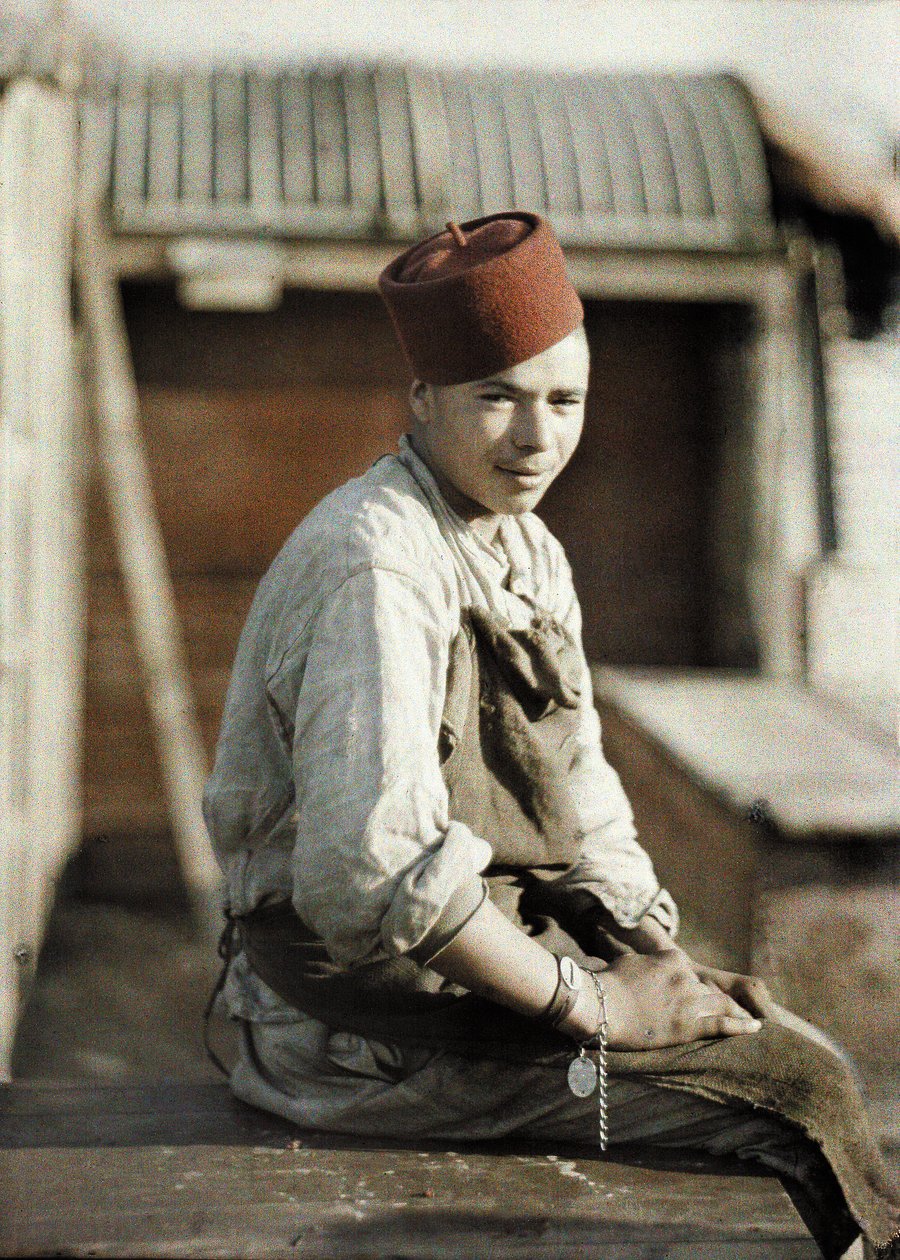 Trabalhador argelino após a retirada dos alemães, Noyon, Oise, França, 1917 (autocrômico) de Fernand Cuville