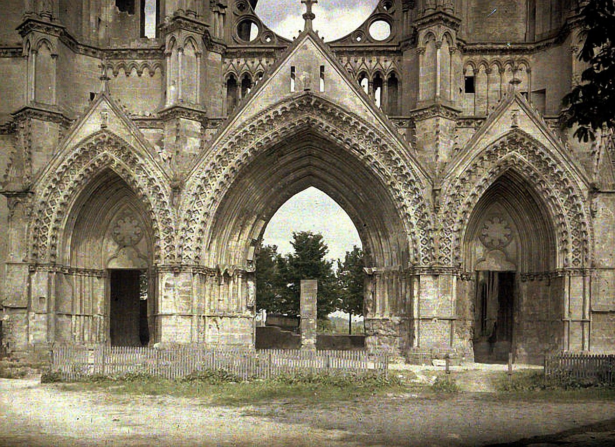 Danos de bomba a St. Gervais e Protais Cathedrale, Soissons, Aisne, França, 1917 (automático) de Fernand Cuville