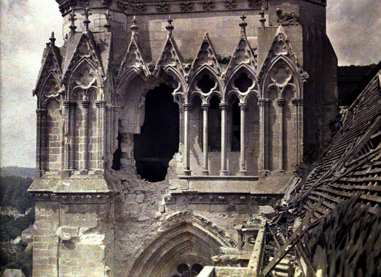 Danos de bomba a St. Gervais e Protais Cathedrale, Soissons, Aisne, França, 1917 (automático) de Fernand Cuville