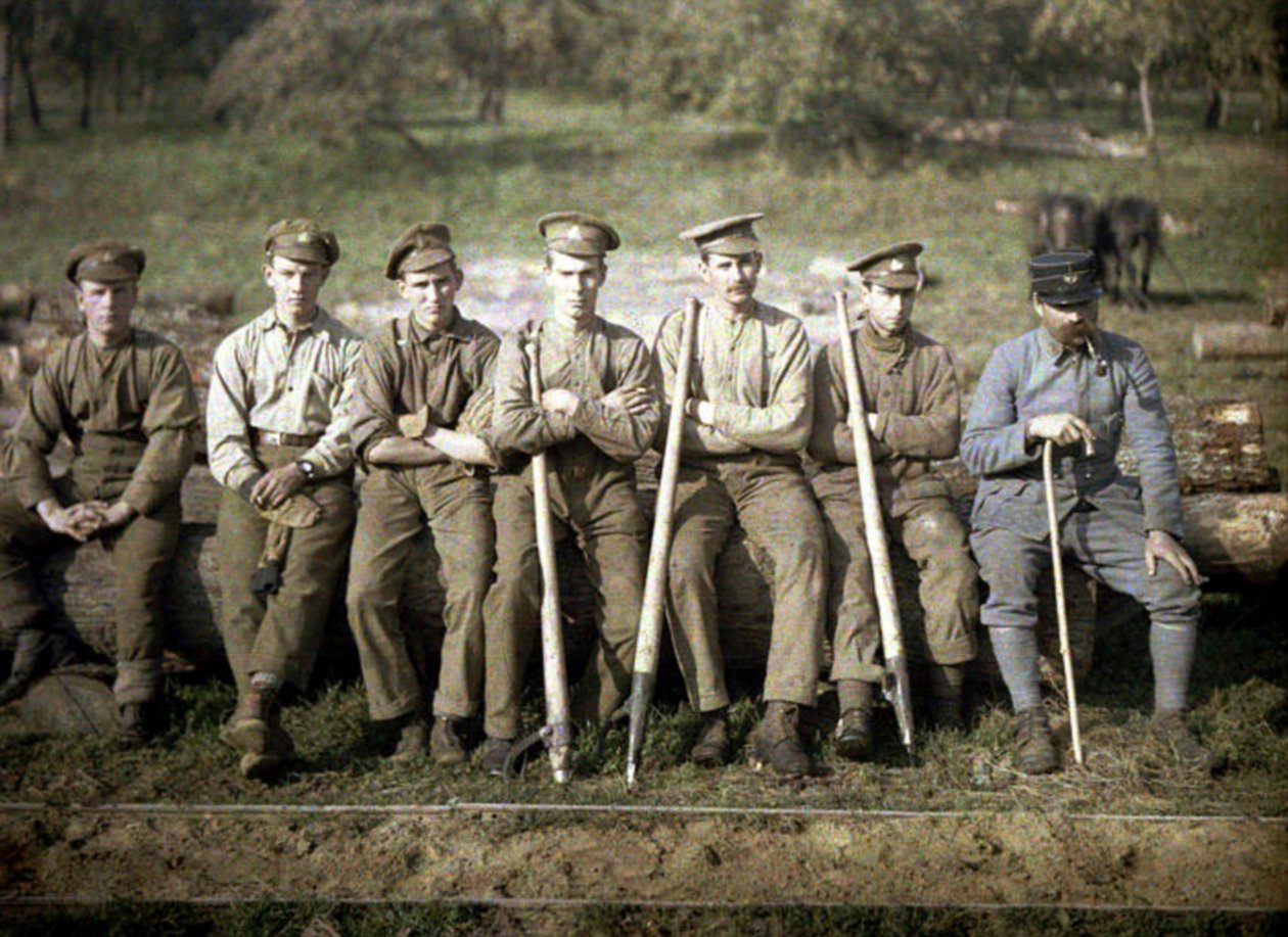 Soldados canadenses com um gancho cant estão sentados no tronco de uma árvore para uma serraria, Quesmy, Oise, França, 1917 (autochrome) de Fernand Cuville