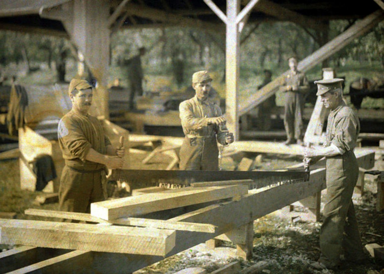 Soldados canadenses trabalhando em uma serraria, Quesmy, Oise, França, 1917 (autochrome) de Fernand Cuville