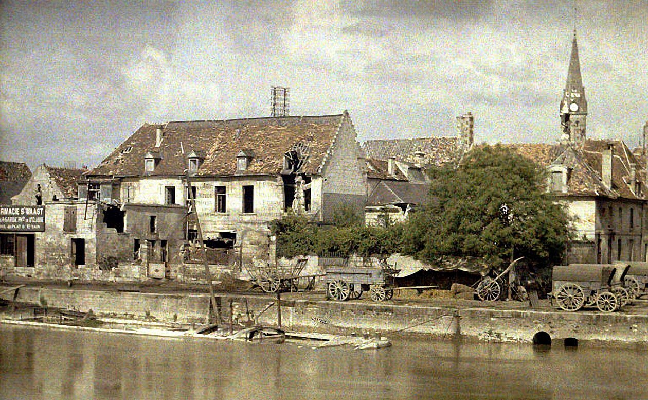 Carrinhos ao longo da margem do Aisne, igreja de Saint-Waast ao fundo, Soissons, 1917 (autocrômico) de Fernand Cuville