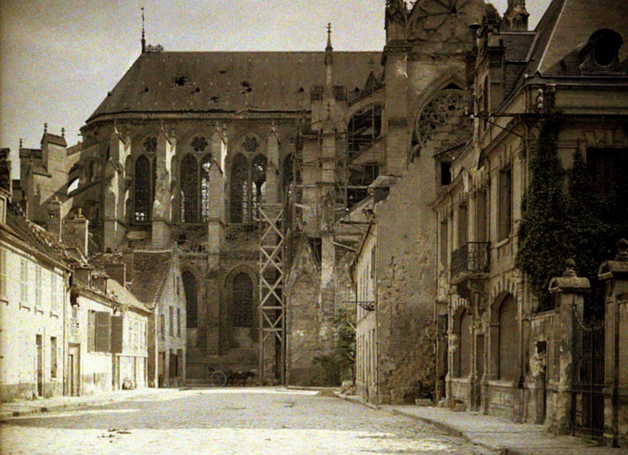 Catedral de Saint-Gervaise-et-Saint-Protais, iniciada em 1180 e seriamente danificada durante a guerra, Soissons, Aisne, França, 1917 (autocrômico) de Fernand Cuville