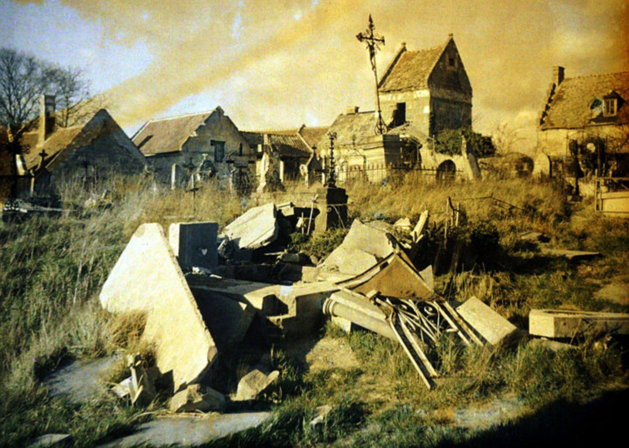 Cemitério com sepulturas danificadas, Thiescourt, Oise, França, 1917 (autocrômico) de Fernand Cuville