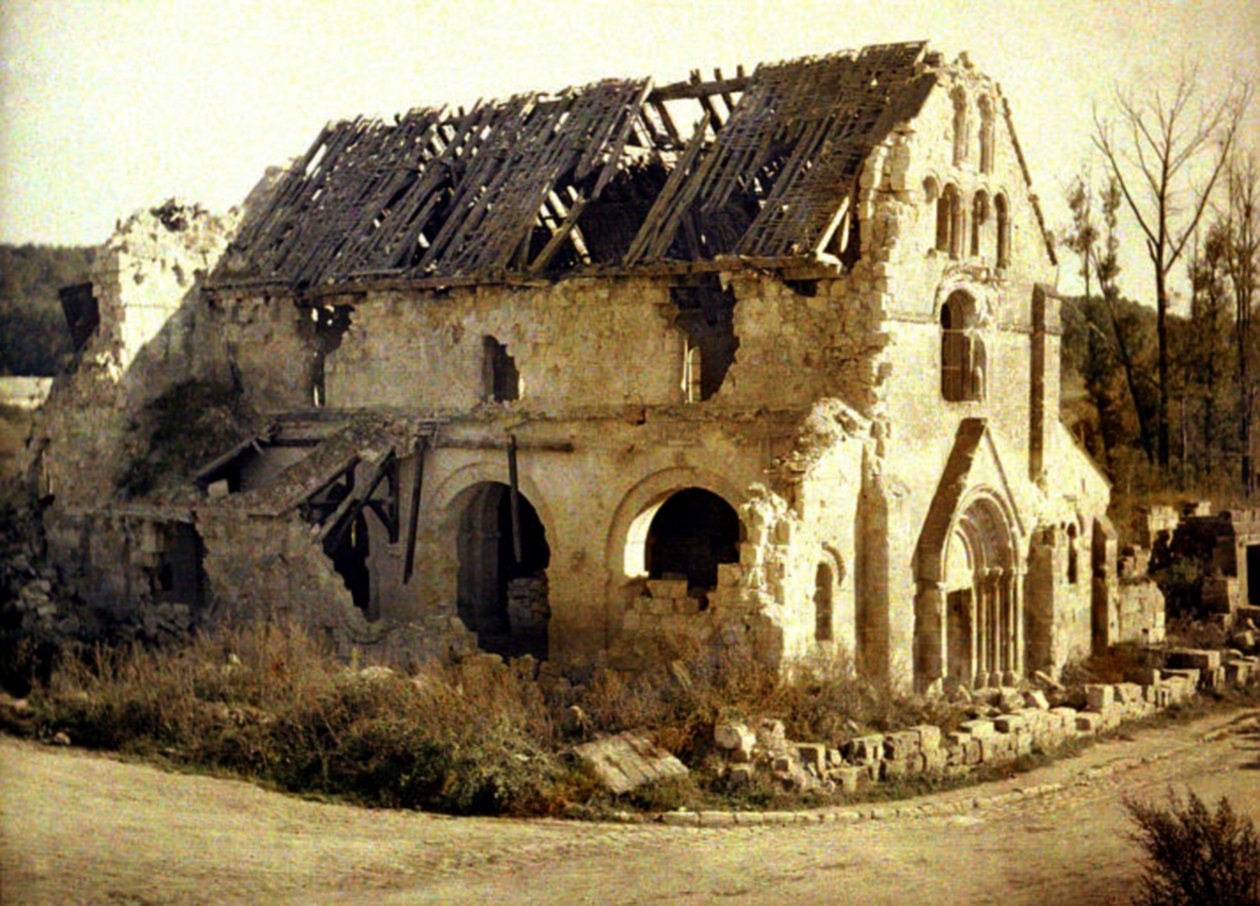 Igreja danificada pelo fogo de artilharia, Tracy-le-Val, Oise, França, 1917 (autocrômico) de Fernand Cuville