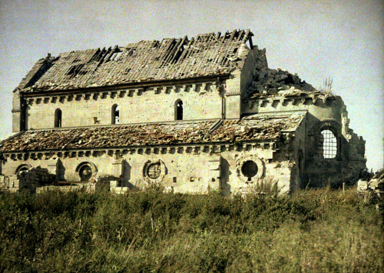 Igreja danificada pelo fogo de artilharia, Tracy-le-Val, Oise, França, 1917 (autocrômico) de Fernand Cuville