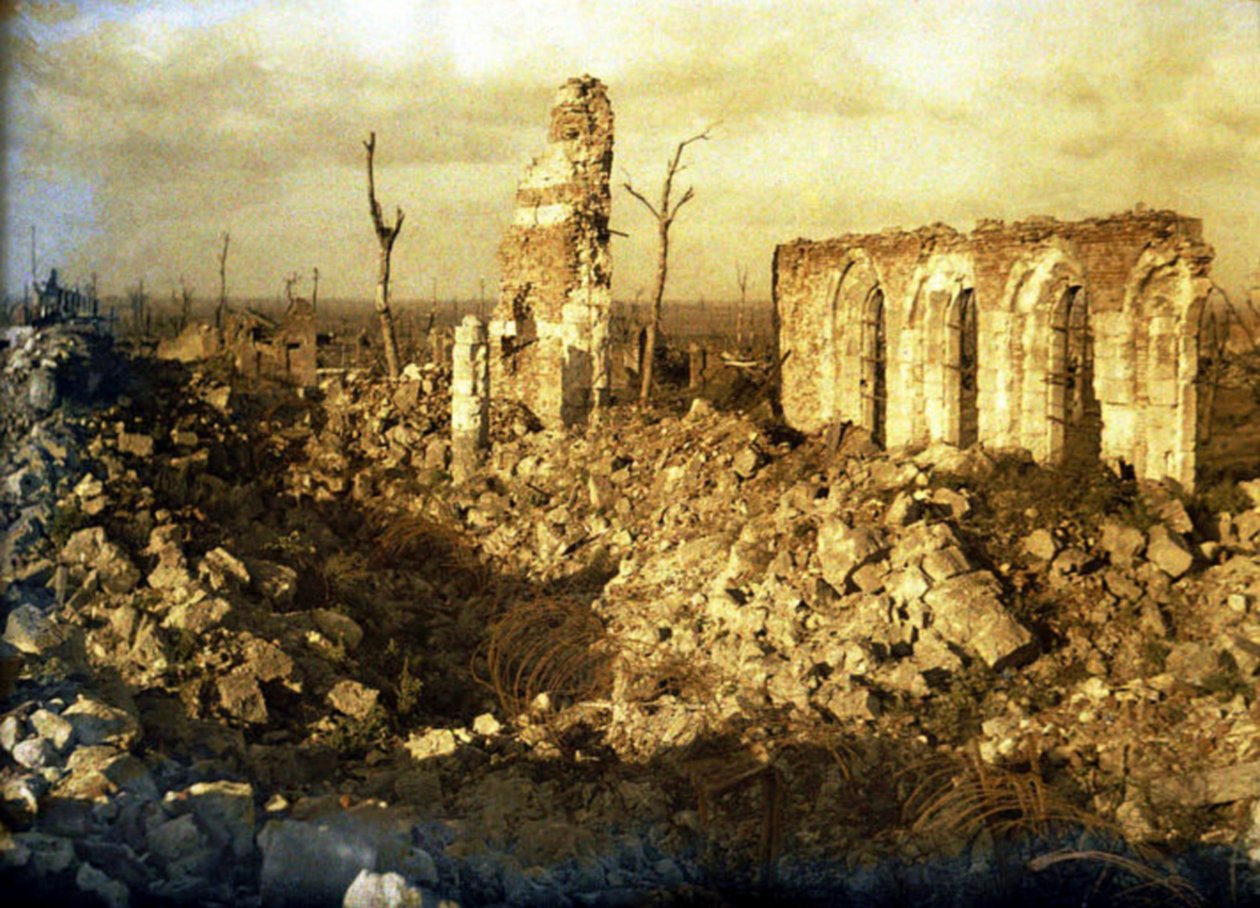 Igreja danificada durante a guerra, Chaulnes, Somme, França, 1917 (autocrômico) de Fernand Cuville