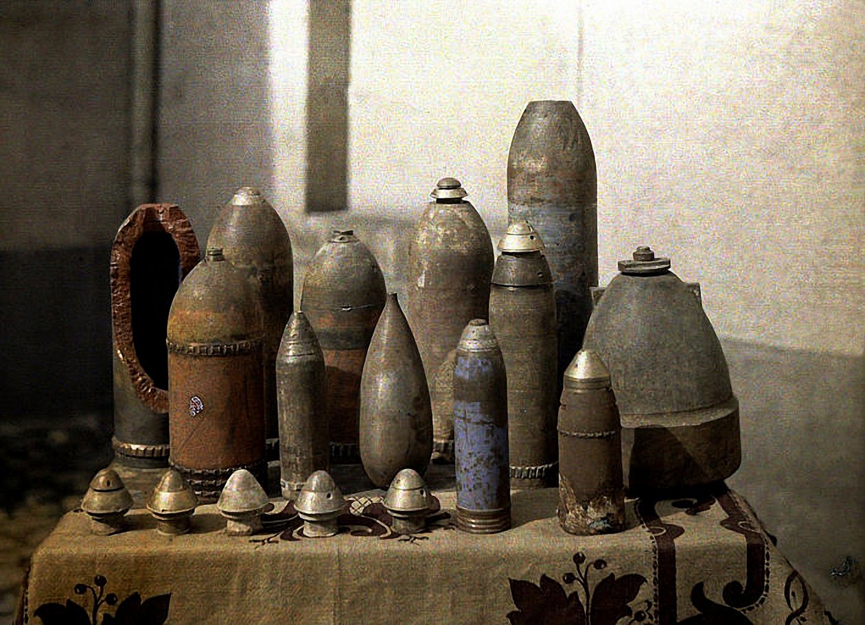 Coleção de conchas alemãs não detonadas, Reims, Marne, França, 1917 (autocrômico) de Fernand Cuville