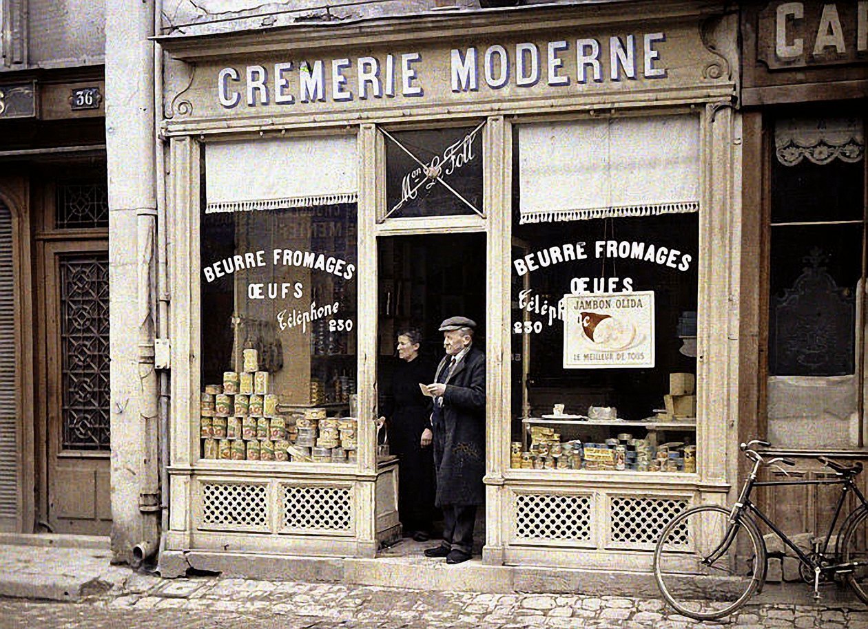 Casal à porta da leiteria Le Foll, Reims, Marne, França, 1917 (autocrômico) de Fernand Cuville