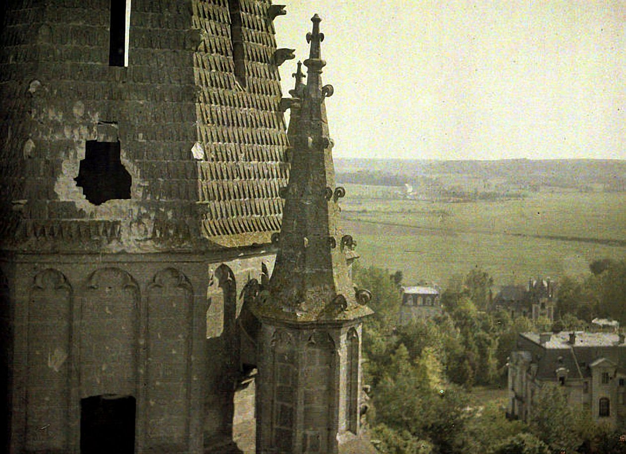 Danos à abadia de Saint-Jean-des-Vignes, que foi fortemente danificada pelo fogo de artilharia, Soissons, Aisne, França, 1917 (autocrômico) de Fernand Cuville