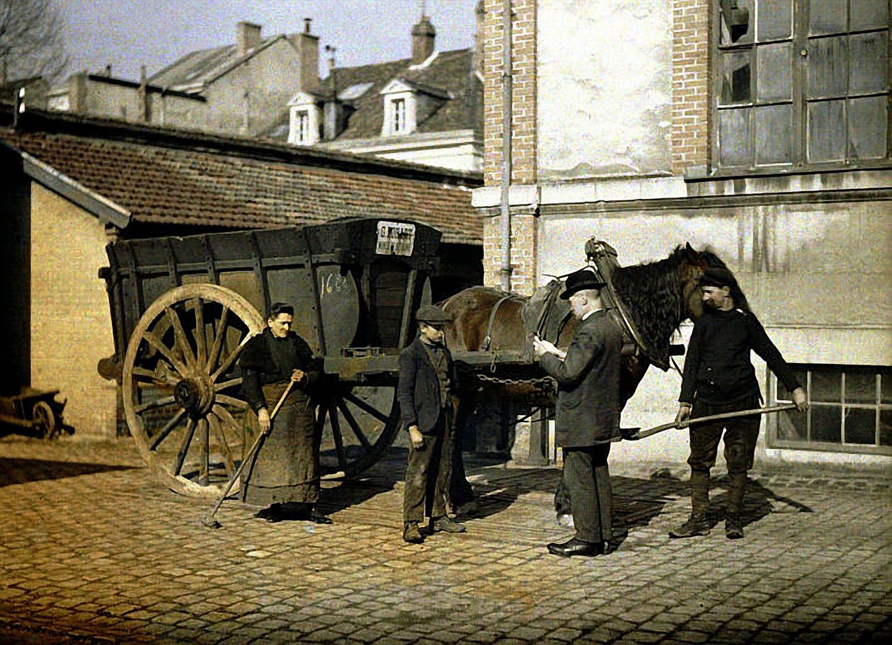 Empregados da Maison Rohart com um cavalo e carroça, Reims, Marne, França, 1917 (autocrômico) de Fernand Cuville