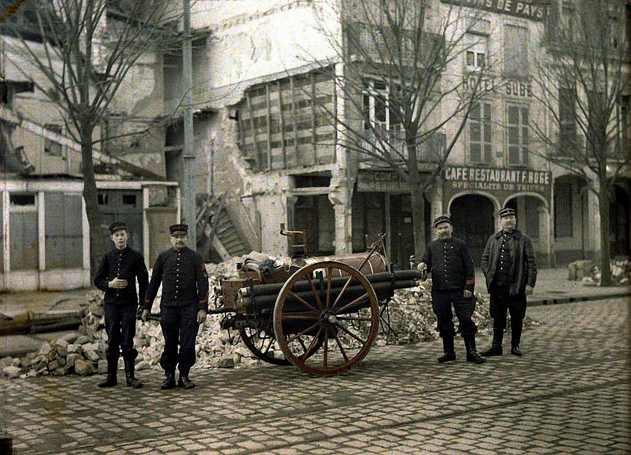 Quatro bombeiros com seus equipamentos, Reims, Marne, França, 1917 (autocrômico) de Fernand Cuville