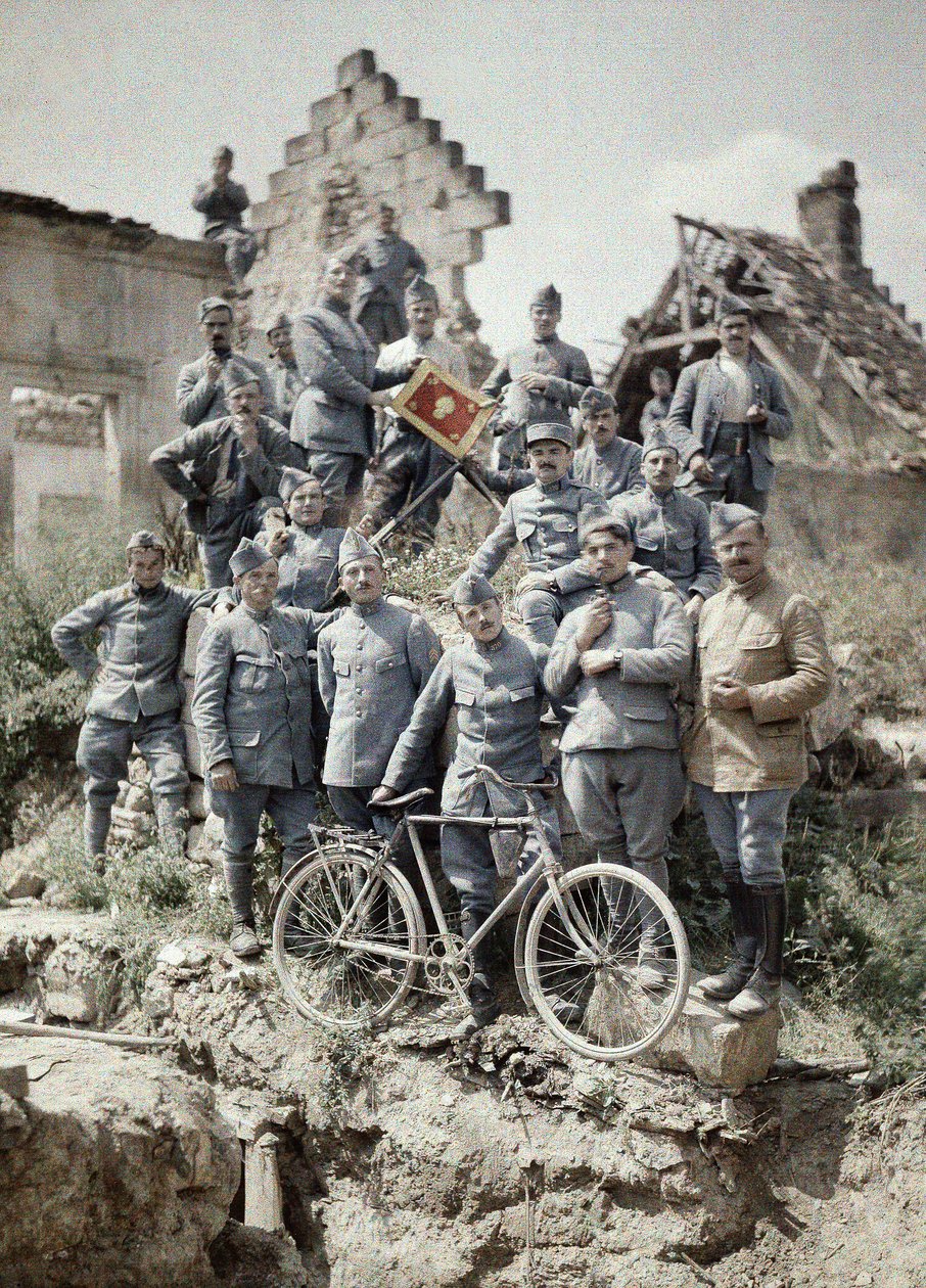 Oficiais franceses do 370º Regimento de Infantaria posando nas ruínas após o ataque das tropas alemãs no Chemin des Dames perto de Reims durante a Primeira Guerra Mundial, Aisne, França, 1917 (autocrômico) de Fernand Cuville