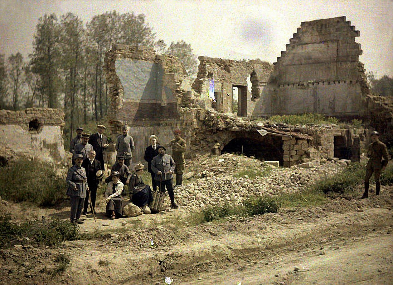 Soldados franceses e atores do teatro da frente posam nas ruínas, Vauxrezis, Aisne, França, 1917 (autocrômico) de Fernand Cuville
