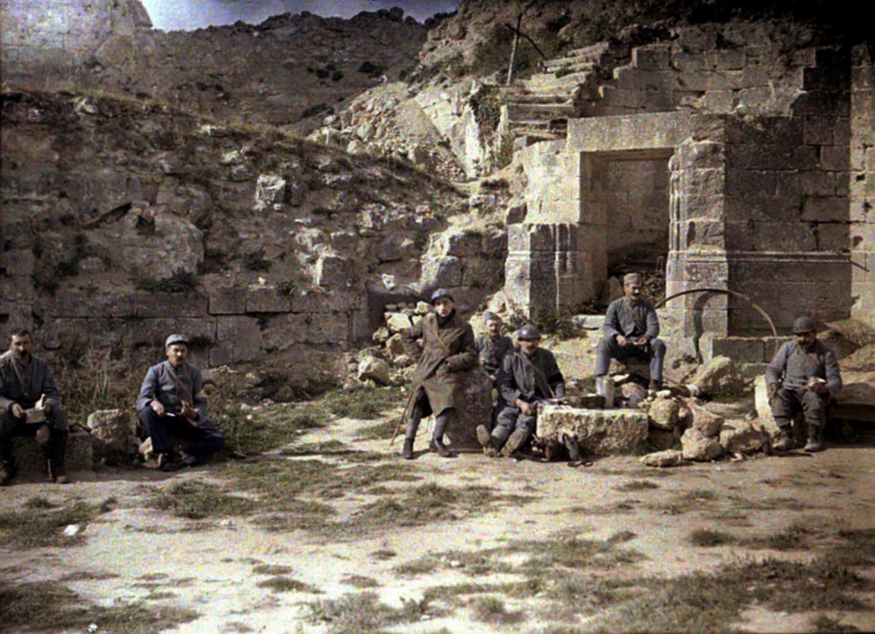 Soldados franceses almoçando, Coucy-le-Chateau-Auffrique, Aisne, França, 1917 (autocrômico) de Fernand Cuville